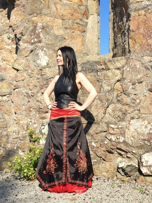 This look is quite unusual and leather 90's top with Indian skirt gives it a mysterious almost tribal look.